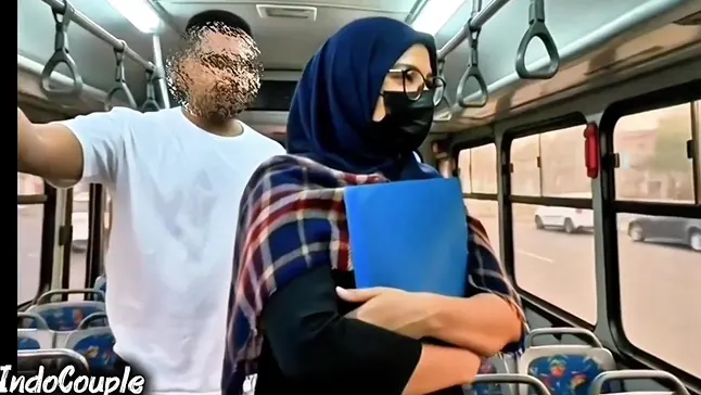 Murid sekolah murid nakal ini muasin dirinya sendirian di dalam bus starnger!