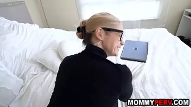Massive bootie light-haired cougar detects her sonnie sees stepmom porno
